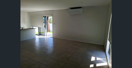 Beautiful Large Townhouse! - Photo 2