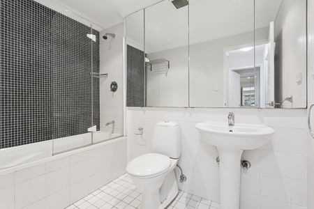 Comfortable & Conveniently Situated Two Bedroom Apartment - Photo 4