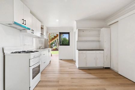 Spacious One-Bedroom Flat - Photo 2