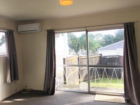 Town house with fenced garden and garage - Photo 2