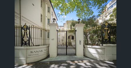 Three Bedroom Apartment With Lock-Up Garage - Photo 2