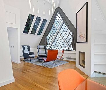 A postmodern architecturally designed Grade II listed five bedroom townhouse available in central Clerkenwell. - Photo 1