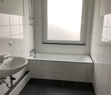 Modernisiert! 3-Zimmer Wohnung mit Balkon in gepflegter Grünanlage - Photo 1