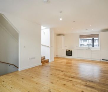 4 bedroom end of terrace house to rent - Photo 2