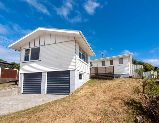 23A Diane Grove, Paparangi - Photo 1