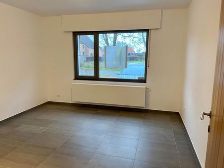 Ruime gerenoveerde en instapklare woning met 4 slpks en grote tuin ! - Photo 5