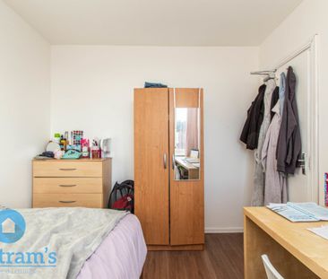 References Pending - 6 bed Semi-Detached House - Photo 5