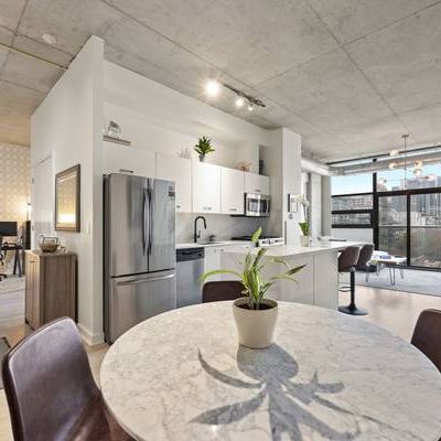 Large 1+Den with Parking in Downtown Toronto - Photo 1