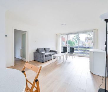 3 bedroom flat to rent - Photo 4