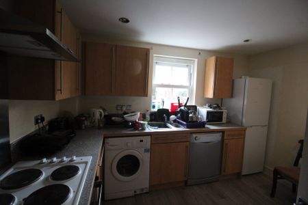 3 bed flat to rent in Rouse Way, Colchester - Photo 4