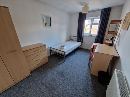 4 Bed Student Accommodation - Photo 2