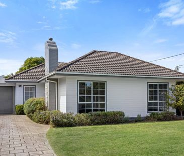 4 BEDROOM FAMILY HOME COMPLETE WITH BUNGALOW - Photo 3