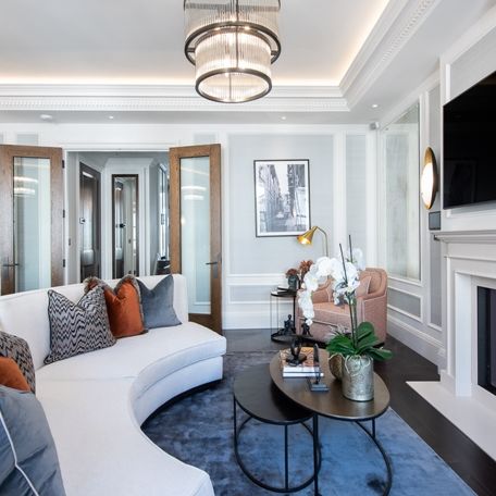 A spectacular two-bedroom apartment set on the second floor in the heart of Kensington, London W8 - Photo 1