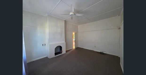 Beautifully Presented & Centrally Located 2 Bedroom Unit - Photo 1