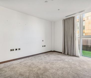 Light-filled 16th floor apartment in a vibrant, waterside Central London location for rent. - Photo 3