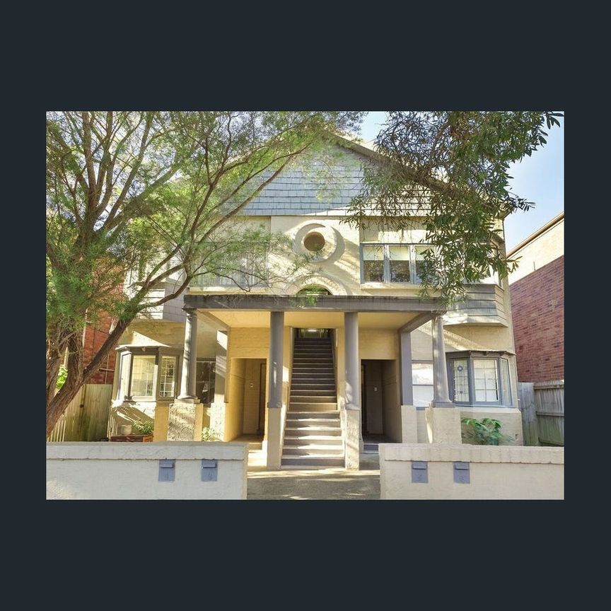 One Bedroom Plus Sunroom Five Minutes to Bondi Beach - Photo 1