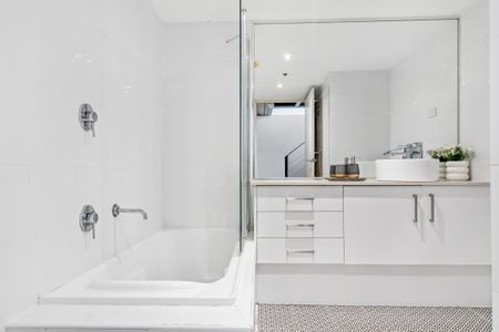 New York Style Apartment in Landmark Building *Entry via Wattle Street - Photo 5