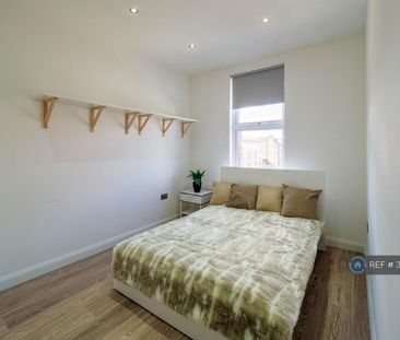 1 bedroom in a flat share to rent - Photo 4