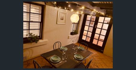 FULLY FURNISHED CENTRAL SANDSTONE COTTAGE- PERFECTION! - Photo 2