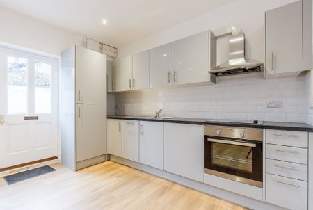 High Spec One Bed Unique Conversion to Let in Twickenham – Secluded Courtyard Close to Shops and Transport - Photo 3