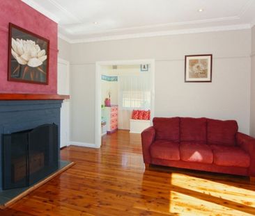 ***CENTRAL WEST TAMWORTH - Large Family Home - Photo 6