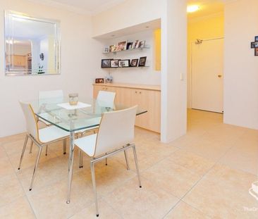 Furnished One Bedroom Apartment With Large Courtyard - Photo 2