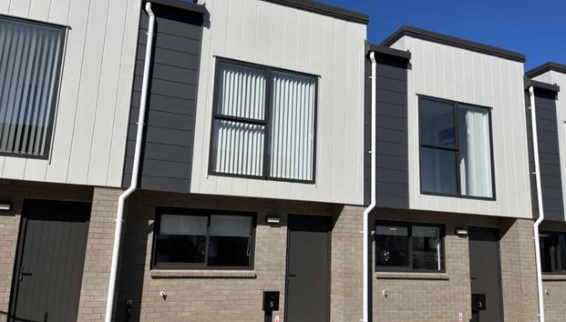 Stunning two-level townhouse - Photo 1