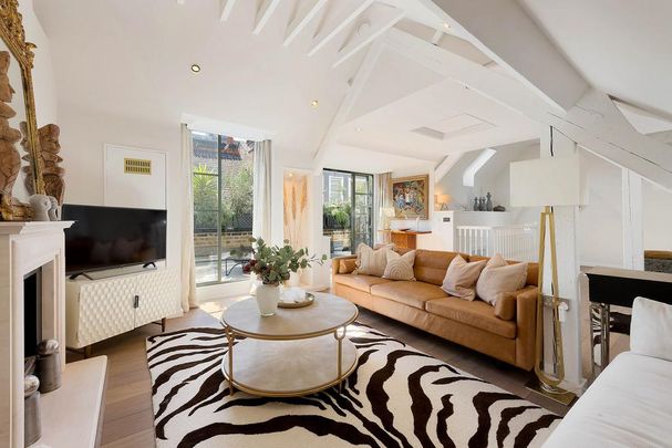 2 bedroom mews to rent - Photo 1