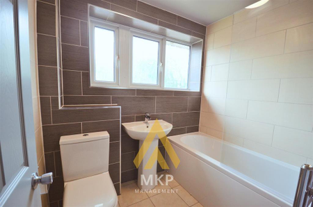 4 bedroom terraced house to rent - Photo 5