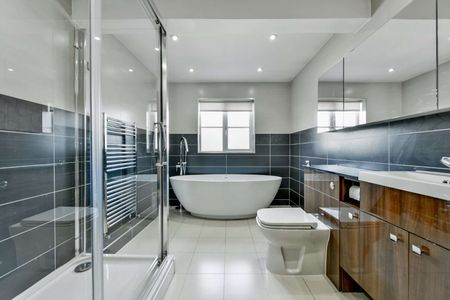 An immaculate four bedroom detached home located on a private road in Bourne End - Photo 5