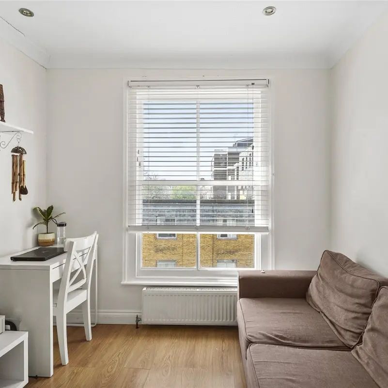 1 bedroom flat in St John's Wood - Photo 1