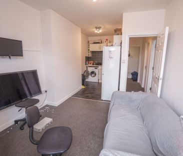 3 Bedroom Flat To Rent in Lansdowne - £1,350 pcm Tenancy Info - Photo 2