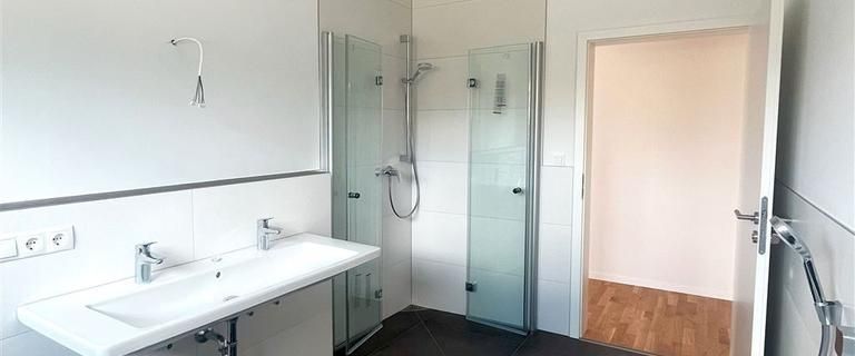 Ihr neues Zuhause: Erstbezug mit 4 Zimmern, Terrasse und Gartenanteil und Carport! - Foto 1