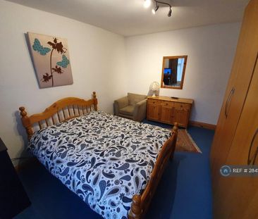 1 bedroom in a house share to rent - Photo 2