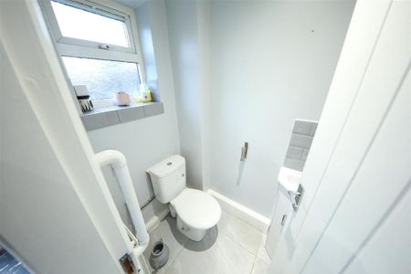 3 bedroom end of terrace house to rent - Photo 2