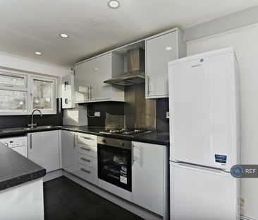 4 bedroom semi-detached house to rent - Photo 6