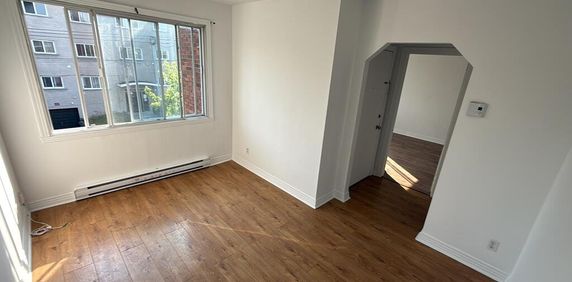 5 1/2 à Louer Aout 2026, Haut Triplex - Photo 2