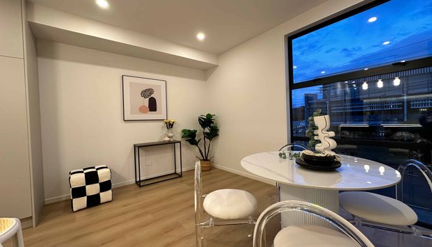 Central location and brand new luxury - Photo 1