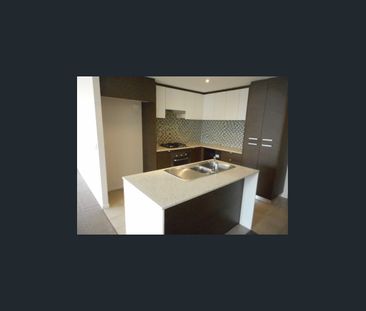 This spacious UNFURNISHED 3 bedrooms 2 bathrooms and 2 parking plus... - Photo 3