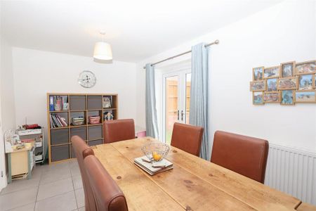 4 bedroom detached house to rent - Photo 3