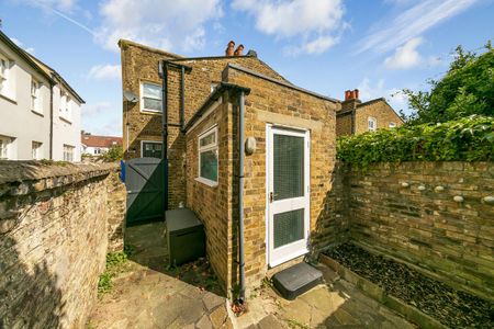 2 bedroom house in East Sheen - Photo 4