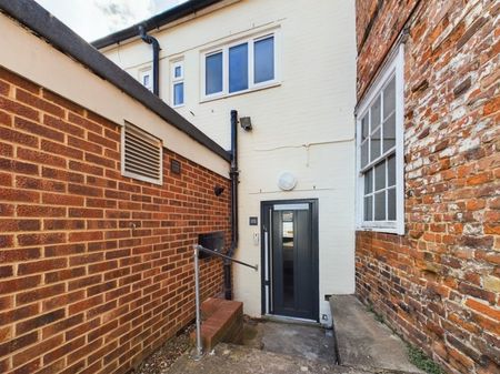 Bank House, Oldbury Road, Tewkesbury, GL20 - Photo 4