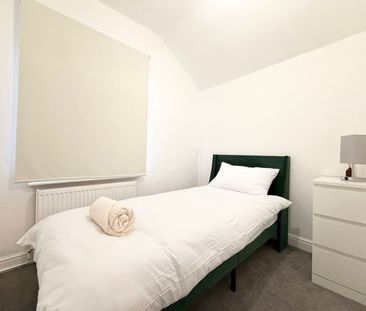 3 Bed Terraced House, Curzon Street, RG30 - Photo 6