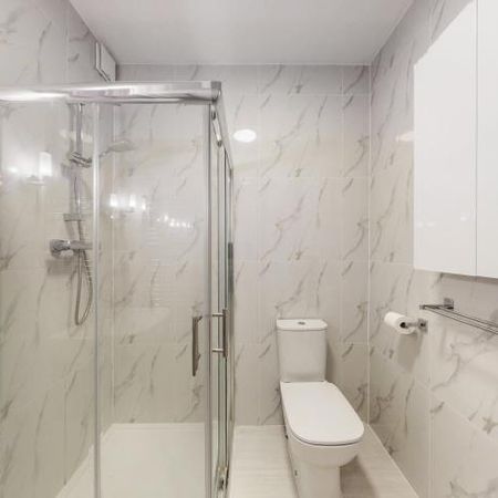 Modern and Spacious Apartment - Photo 4