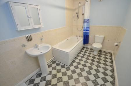 2 bedroom Flat To Let - Photo 2
