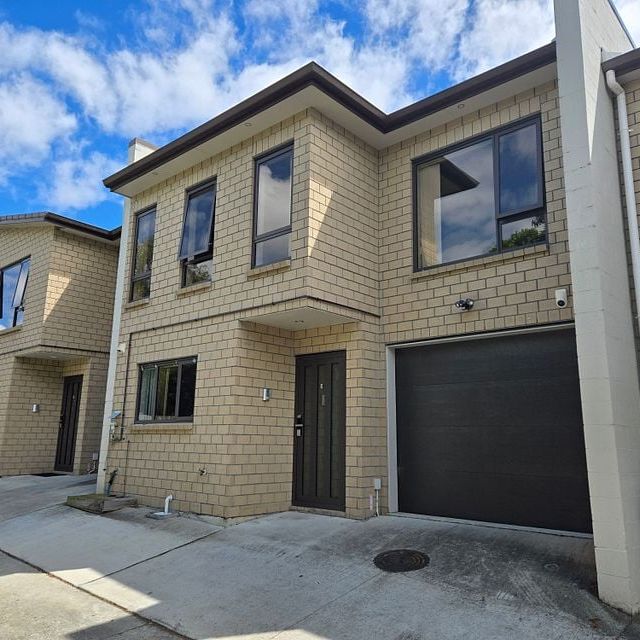 4 Bedroom + 2.5 Bathrooms + 1 Garage - Photo 1