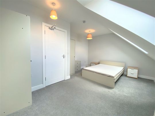 Elmshott Lane, Slough - Photo 1
