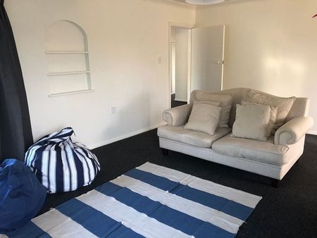 Large private 4 bed 2 bathroom family home - Photo 2