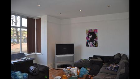 7 Bed Semi-Detached House, Curzon Avenue, M14 - Photo 2