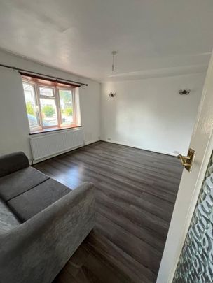 3 Bed End Terrace, Princes Road, IG6 - Photo 1